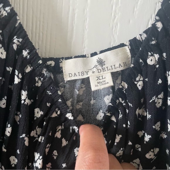 Daisy & Delilah top size XL black floral boho peplum summer over shoulder top - Picture 3 of 6